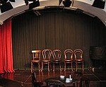 Bühne mit Stühlen