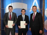 Passauer Absolventen: v.l. Andreas Koltes, George Oziashvili, Staatsminister Siegfried Schneider