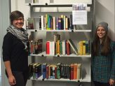 Büchertauschregal im NK mit Kamala Jakubeit und Laura Guntrum