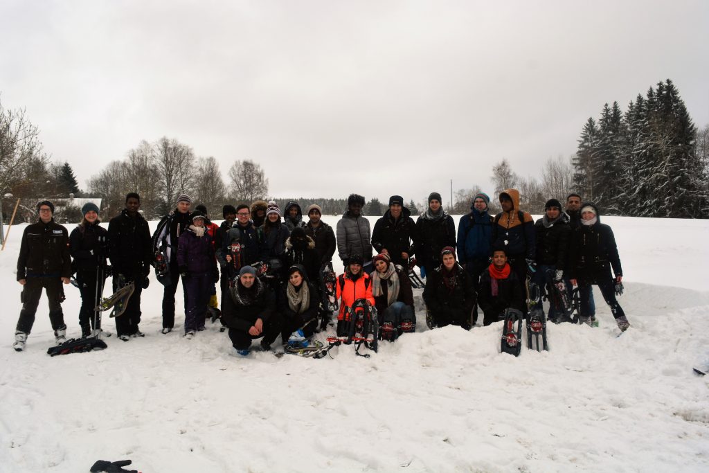 Das Gruppenbild am Ende der Schneeschuhwanderung mit allen Teilnehmern.