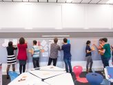 Studierende nutzen die flexible Einrichtung im Didaktischen Labor