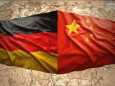Die deutsche und die chinesische Flagge nebeneinander