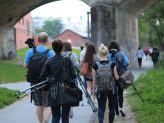 Fotoprojekt Passau im Fokus 3: Teilnehmer und Teilnehmerinnen sind mit Kamerataschen und Stativen unterwegs