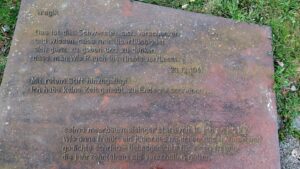 Der Gedenkstein für Selma Meerbaum-Eisinger mit einem Gedicht und Informationen über ihr Leben.