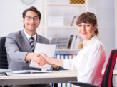 Zwei Personen die im Büro diskutieren