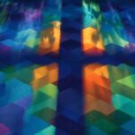 Buntes Mosaik mit in der Mitte ausgelassenem blauen Kreuz.